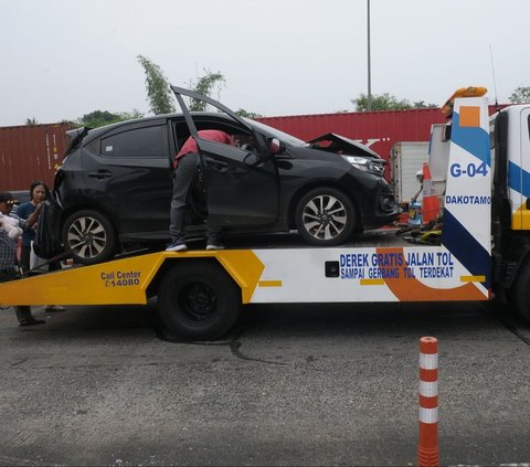 FOTO: Penampakan Kondisi Kendaraan Terlibat Kecelakaan Beruntun di Gerbang Tol Halim Utama