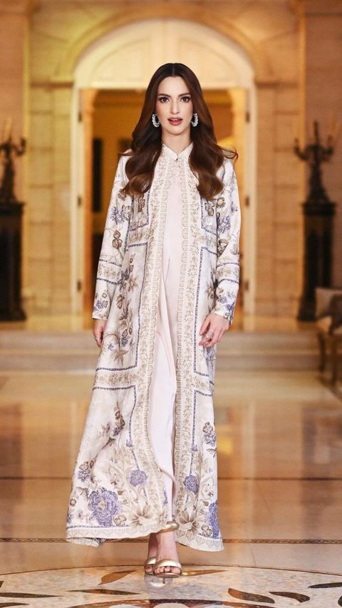 Nia looks charming with a cream-colored abaya adorned with flower motifs.