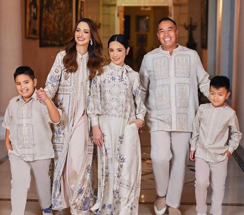 Portrait of Nia Ramadhani's Family Doing Lebaran Photoshoot, All Wearing Muslim Attires