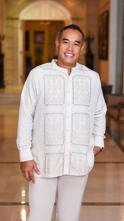 Ardi Bakrie looks handsome wearing a nude-colored koko shirt with a flower motif.