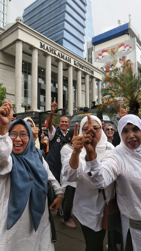 FOTO: Aksi Emak-Emak Dukung Anies-Muhaimin Gugat Hasil Pilpres 2024 di MK