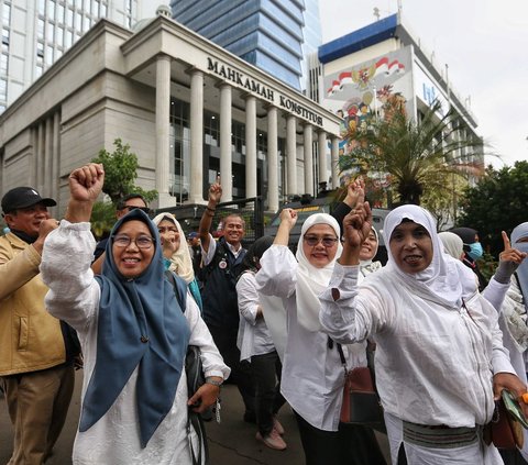 Sekelompok simpatisan pasangan capres-cawapres nomor urut 1, Anies Baswedan dan Muhaimin Iskandar menggelar aksi di depan Gedung Mahkamah Konstitusi (MK), Jakarta, Rabu (27/3/2024). Aksi puluhan simpatisan, termasuk emak-emak, itu dilakukan untuk mendukung Anies-Muhaimin yang menggugat hasil Pilpres 2024.  Liputan6.com/Angga Yuniar