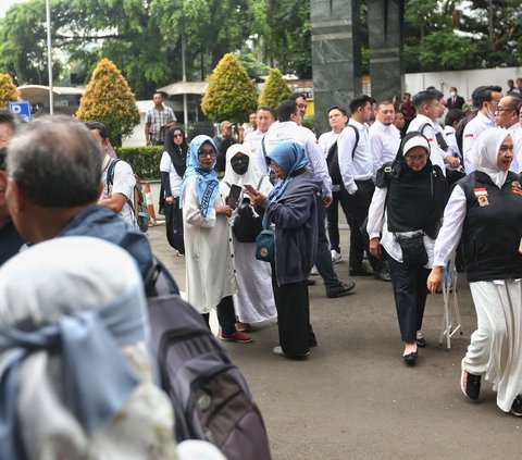 FOTO: Aksi Emak-Emak Dukung Anies-Muhaimin Gugat Hasil Pilpres 2024 di MK