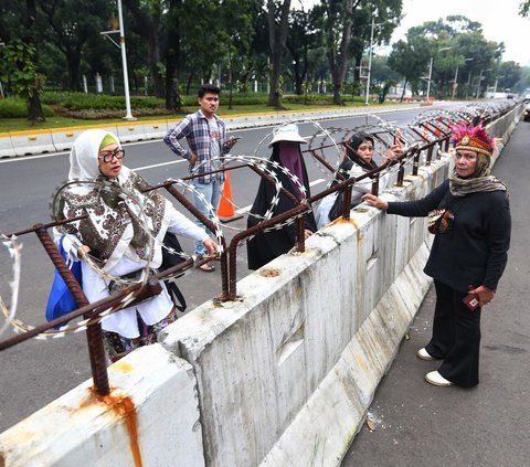 FOTO: Aksi Emak-Emak Dukung Anies-Muhaimin Gugat Hasil Pilpres 2024 di MK