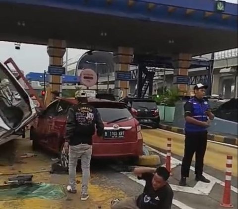 Potret Berantakan GT Halim Utama Lokasi Kecelakaan Beruntun: Pecahan Kaca Berserakan, Mobil Terguling & Ringsek hingga Naik ke Pembatas