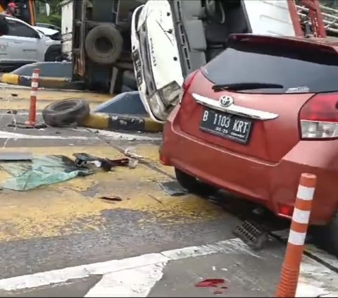 Potret Berantakan GT Halim Utama Lokasi Kecelakaan Beruntun: Pecahan Kaca Berserakan, Mobil Terguling & Ringsek hingga Naik ke Pembatas