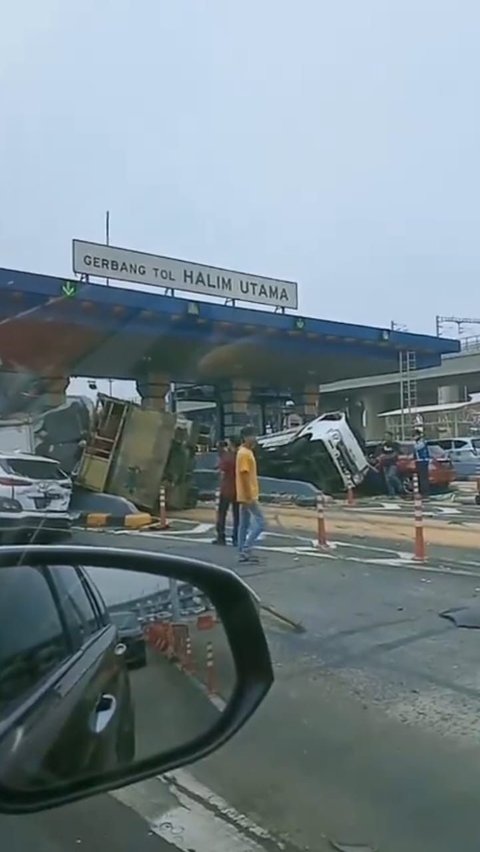 Pengemudi Truk Mebel Diamankan dan Jalani Tes Urine Buntut Kecelakaan Beruntun di Gerbang Tol Halim