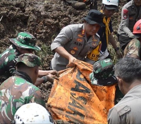 Kapolres-Dandim Cimahi Pimpin Evakuasi Tiga Korban Longsor