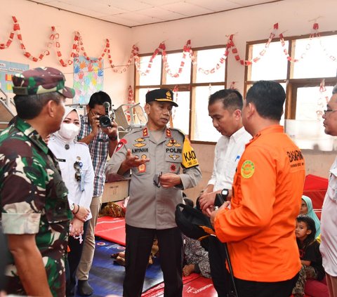 Kapolda Bareng Pj Gubernur Jabar Datangi Warga Korban Longsor Cipongkor