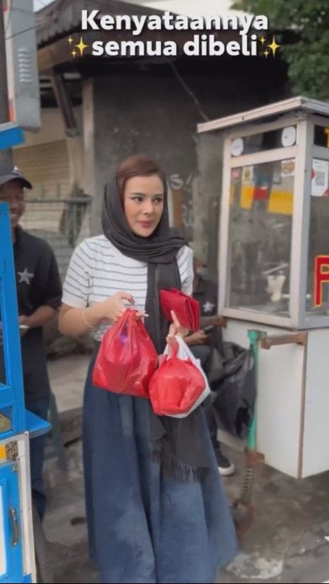 Portrait of Astrid Tiar Joining the Takjil War, Not Thinking About Money, Immediately Hoarding Snacks