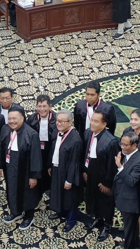 Momen Akrab Ganjar-Mahfud dengan Tim Pembela Prabowo-Gibran di Ruang Sidang Sengketa Pilpres 2024