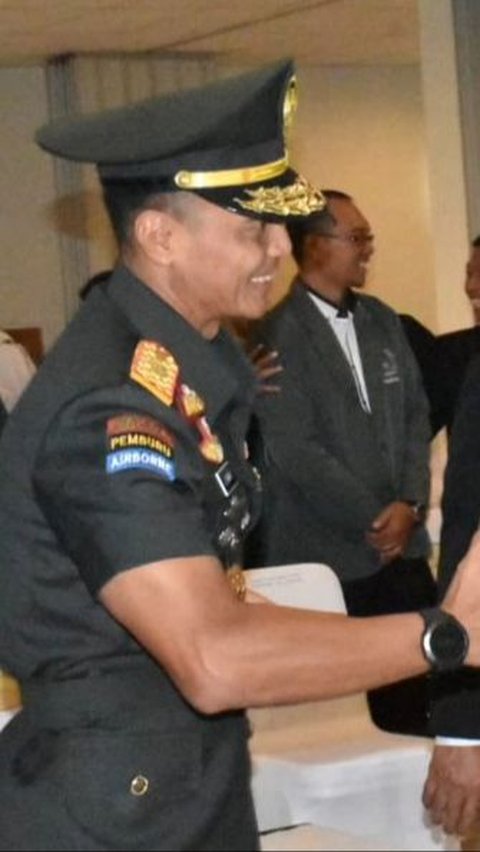 Brigjen TNI Zainul Adik Kapolda Bertemu Senior Idola Pangkat Bintang Tiga, Bangga Pose Berdua<br>