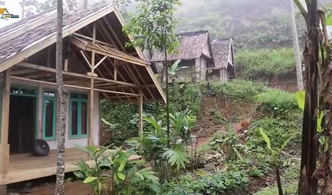 Beginilah penampakan salah satu rumah yang ada di desa adat Lebak Hariang. <br>