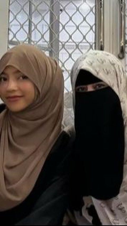 Previously Reported to the Police, Now Umi Pipik and Oklin Fia Are Close and Break Their Fast Together