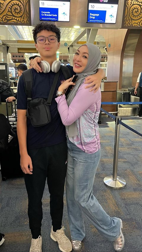 Keren! Keanu Anak Angelina Sondakh Berangkat ke Singapura Bersama Tim Sekolahnya untuk Bertanding Sepak Bola, Diantar Sang Ibunda ke Bandara