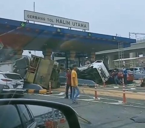 Polisi melakukan olah tempat kejadian perkara (TKP) kecelakaan beruntun di Gerbang Tol Halim Utama menuju Tol Dalam Kota pada Rabu (27/3) pagi ini.