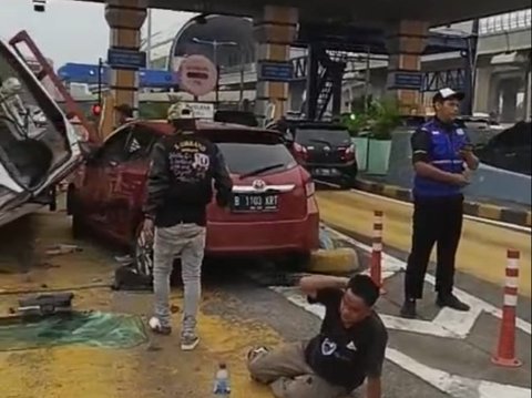 Penampakan Sopir Truk Terkulai Lemas di Jalan GT Halim Usai Tabrak 7 Mobil & Pikap hingga 'Nyangkut' di Pembatas