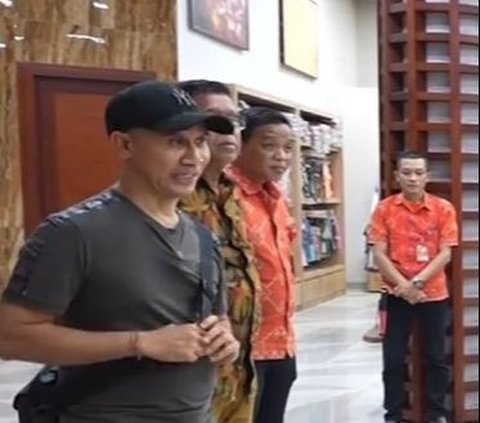 Sayang Karyawan, Ajik Pengusaha Oleh-oleh di Bali Beri Bonus dan Jalan-jalan ke Singapura