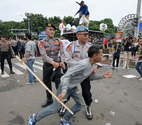 Kericuhan terjadi saat kelompok pengunjuk rasa yang berbeda tuntutan terkait hasil Pemilu 2024 menggelar aksi demo di kawasan Patung Kuda, dekat Monas, Jakarta, Rabu (27/3/2024). Demo tersebut dilakukan saat Mahkamah Konstitusi (MK) menggelar sidang perdana Perselisihan Hasil Pemilihan Umum (PHPU). AFP/Bay Ismoyo