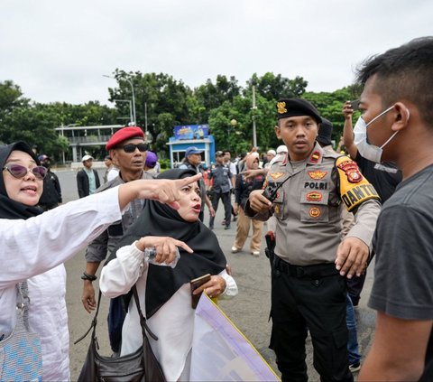 FOTO: Panas! Massa Pro dan Tolak Hasil Pemilu 2024 Ricuh di Patung Kuda, Diwarnai Lemparan Batu dan Botol