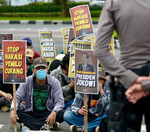 FOTO: Panas! Massa Pro dan Tolak Hasil Pemilu 2024 Ricuh di Patung Kuda, Diwarnai Lemparan Batu dan Botol