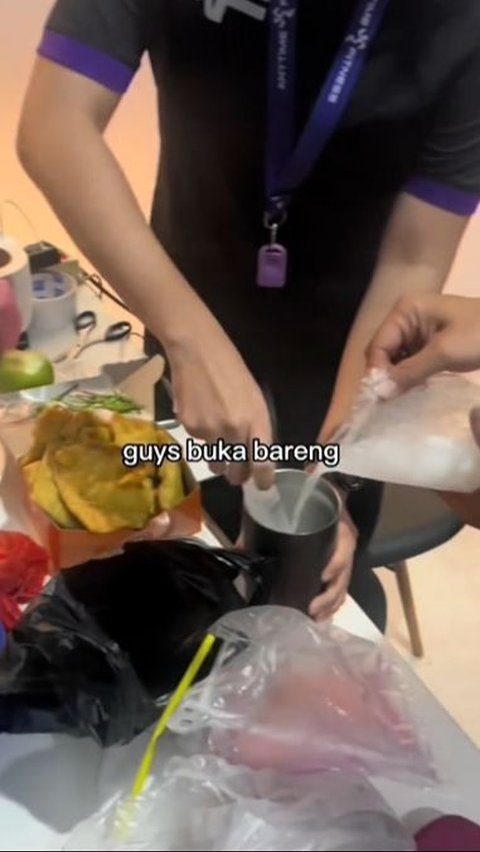 Waktu berbuka puasa pun telah tiba, ia pun tampak berbuka dengan berbagai makanan yang sudah disediakan di atas meja. <br>