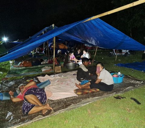 Curhat Pengungsi Gempa Bawean: Bantuan Lambat, Letak Dapur Umum Sangat Jauh