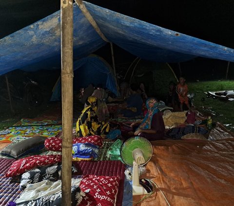 Curhat Pengungsi Gempa Bawean: Bantuan Lambat, Letak Dapur Umum Sangat Jauh