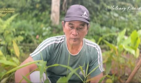 Bagi banyak orang, mungkin sulit untuk memahami bagaimana seorang aktor terkenal bisa beralih profesi menjadi seorang petani. 