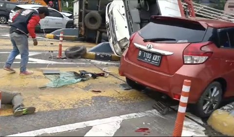 Polisi masih akan menyelidiki detail kecelakaan yang terjadi di TKP pertama itu. Namun, setelah kecelakaan pertama tersebut, truk mebel itu memacu kendaraannya dengan kencang ke arah gerbang tol.<br>