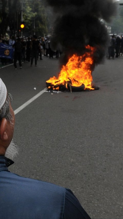 Demo Ricuh, Massa Pro & Kontra Gugatan Pilpres Saling Lempar Batu Dekat MK