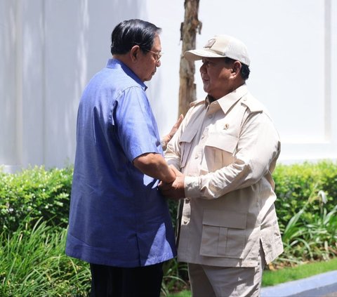 Momen SBY Berikan Lukisan Spesial Untuk Prabowo