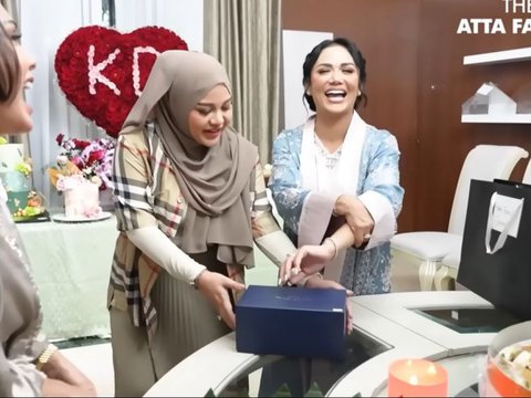 This is the Price of Krisdayanti's Watch Given by Aurel Hermansyah and Atta Halilintar as a Birthday Gift