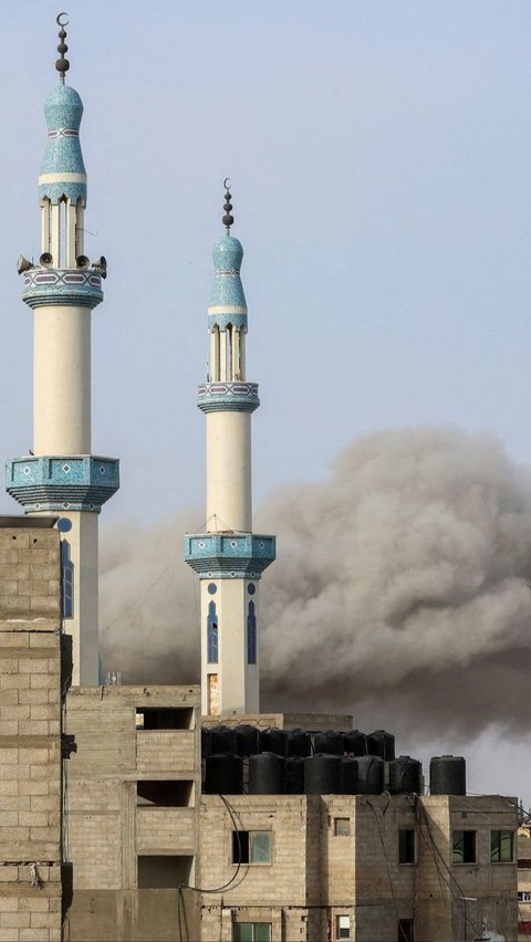 Seperti dilansir dari berita AlJazeera mengatakan dalam 24 jam terakhir, Israel terus melancarkan serangan besar ke Rafah hingga menewaskan 24 orang. Foto: REUTERS / Ahmed Zakot<br>