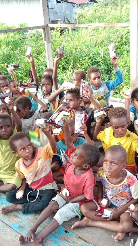 Berbagi Kebahagiaan dengan Anak-Anak di Papua