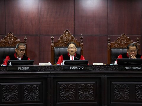 Moments when Cak Imin is reprimanded for using cellphone during Presidential Election Dispute Session, Chief of Constitutional Court Gives Warning
