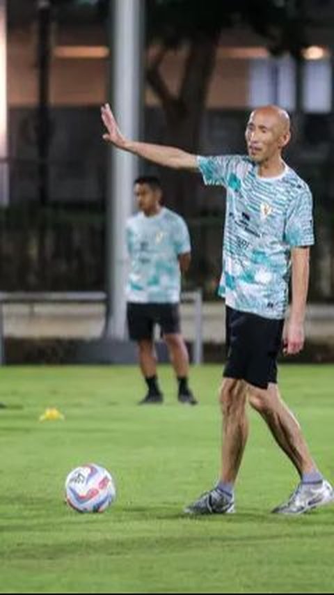 Pelatih Timnas Indonesia Putri U-17, Satoru Mochizuki berbincang dengan asistennya saat memimpin latihan Timnas Indonesia Putri U-17 yang berlangsung di Lapangan A Kompleks SUGBK. (Bola.com/Bagaskara Lazuardi)