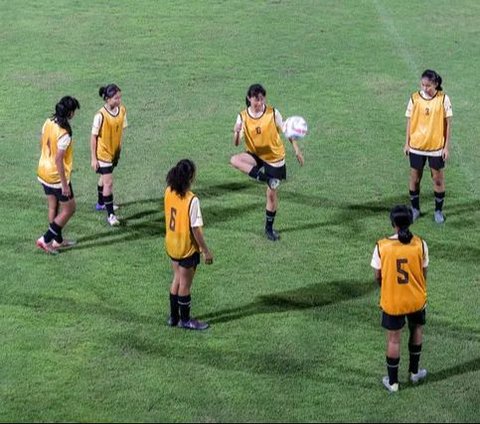 Pemain Timnas Indonesia Putri U-17 melakukan juggling saat latihan di Lapangan A Kompleks Stadion Utama Gelora Bung Karno (SUGBK), Senayan, Jakarta, Rabu (27/03/2024). (Bola.com/Bagaskara Lazuardi)