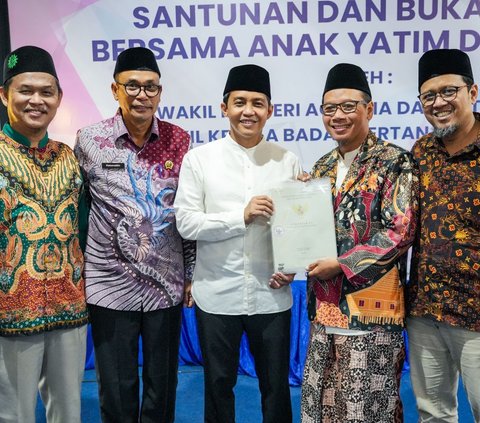 Serahkan Sertifikat Tanah NU dan Muhammadiyah, Wamen Raja Juli: Keduanya Tulang Punggung Bangsa