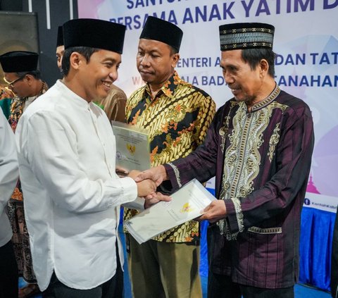 Serahkan Sertifikat Tanah NU dan Muhammadiyah, Wamen Raja Juli: Keduanya Tulang Punggung Bangsa