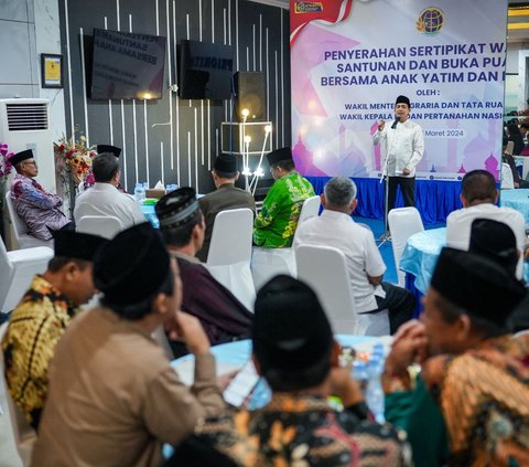 Serahkan Sertifikat Tanah NU dan Muhammadiyah, Wamen Raja Juli: Keduanya Tulang Punggung Bangsa