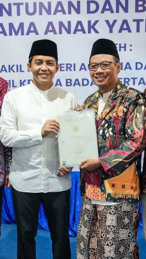 Serahkan Sertifikat Tanah NU dan Muhammadiyah, Wamen Raja Juli: Keduanya Tulang Punggung Bangsa