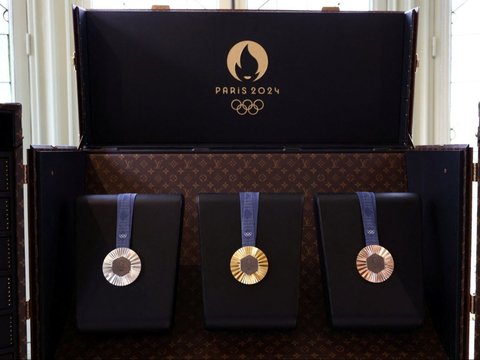 FOTO: Kemewahan Koper Louis Vuitton Jadi Tempat Medali dan Obor Olimpiade Paris 2024