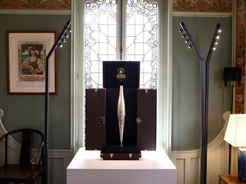 FOTO: Kemewahan Koper Louis Vuitton Jadi Tempat Medali dan Obor Olimpiade Paris 2024