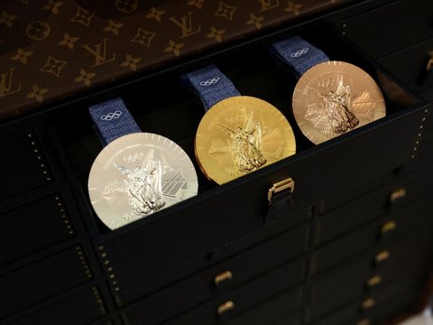 FOTO: Kemewahan Koper Louis Vuitton Jadi Tempat Medali dan Obor Olimpiade Paris 2024