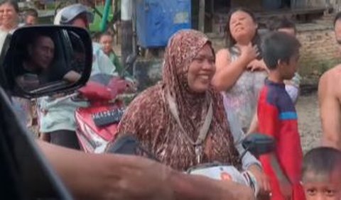 Aksinya pun menyedot perhatian ibu-ibu hingga Edy terpaksa memberi penegasan.