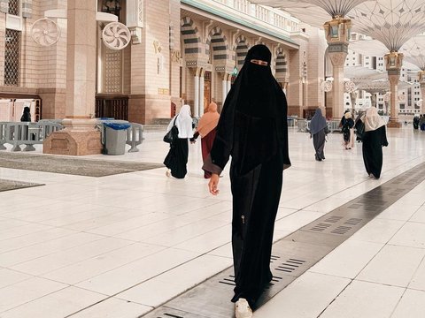 10 Photos of Paula Verhoeven Performing Umrah During Ramadan, Appearing Different in a Veil