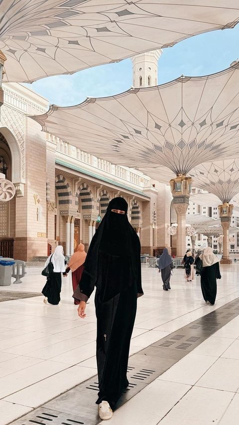 Mengenakan cadar hitam, Paula terlihat berjalan-jalan di pelataran masjid Nabawi.<br>