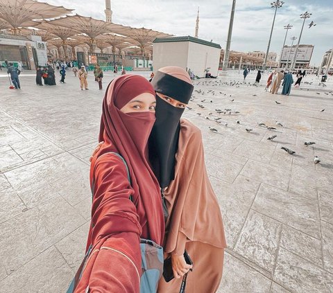 10 Photos of Paula Verhoeven Performing Umrah During Ramadan, Appearing Different in a Veil