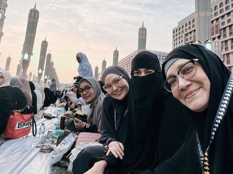 10 Portraits of Paula Verhoeven Performing Umrah during Ramadan, Looking Different with a Veil